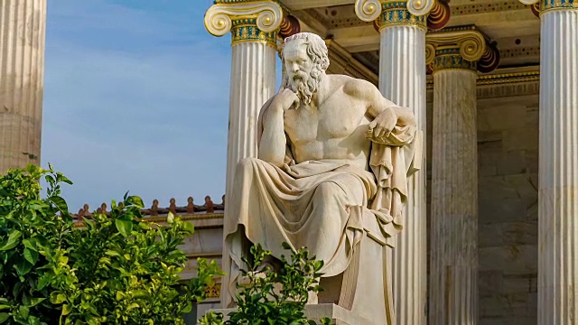 希腊哲学家苏格拉底的雕像在大理石椅子上，柱子和天空的背景。视频下载