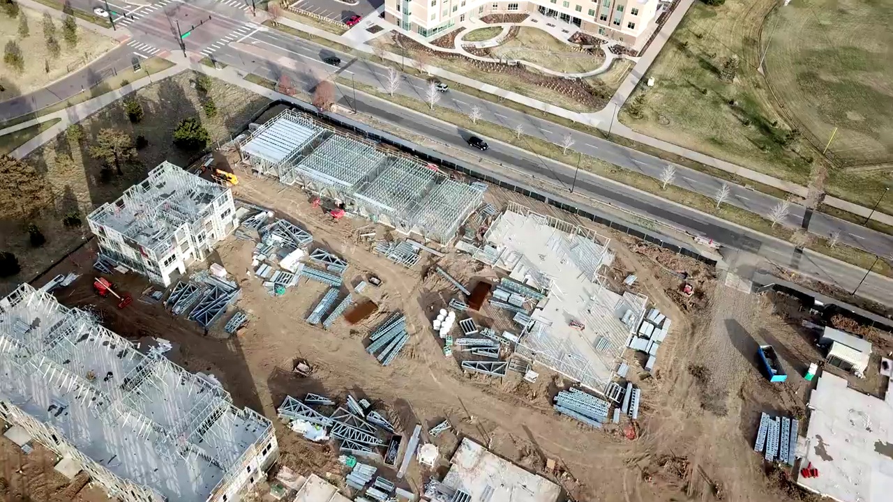 一架无人机在科罗拉多州奥罗拉市的一处公寓建筑工地上空飞行视频下载