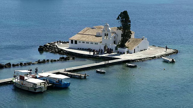 科孚岛美丽的卡诺尼山区，拥有拉切尔纳修道院和庞蒂科尼西岛。视频下载