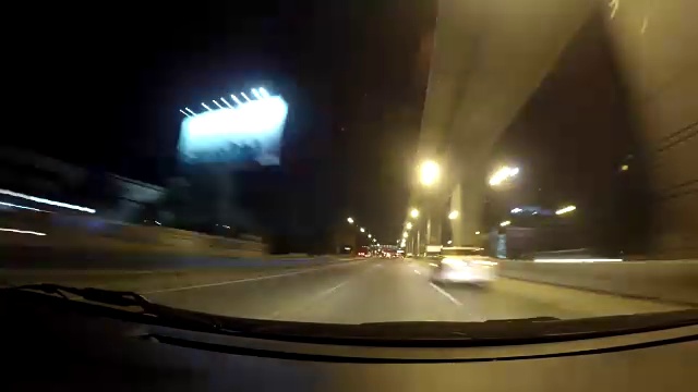 时间流逝汽车在夜间行驶在道路上视频素材