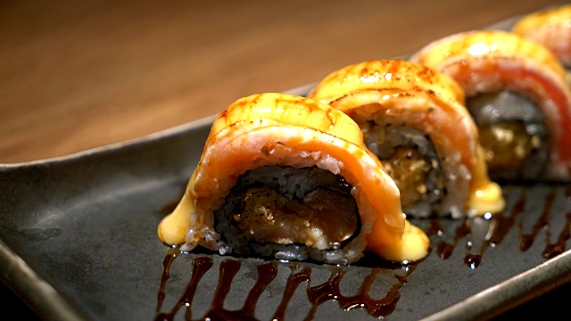 新鲜生鲑鱼卷寿司视频素材