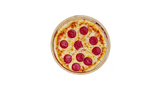 旋转сlassic辣香肠披萨在一个木制的孤立在一个白色的背景。俯视图视频素材