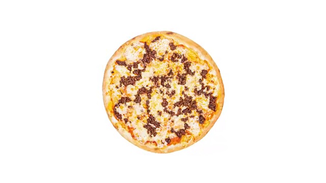 旋转披萨与碎肉隔离在一个白色的背景。俯视图视频素材