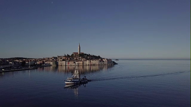 清晨鸟瞰图的老城罗温吉，与渔船和反射在海上。克罗地亚伊斯特里亚。原始的原始日志格式。视频下载