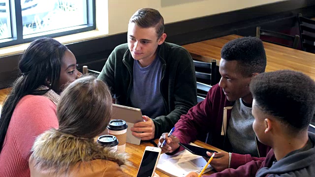 多民族的青少年在咖啡店里闲荡，学习视频素材