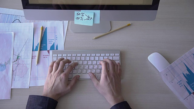 俯视图的人的手在西装上工作的键盘和鼠标在pc视频下载