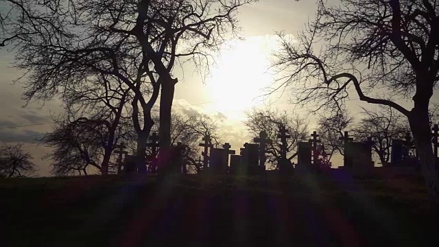 日落时分的古老坟场和古老的十字架。可怕的墓地视频素材
