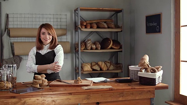 自信的女企业家在她的新面包店视频素材