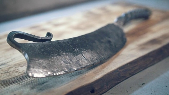 一个铁匠的工作后的铁块躺在一块木板上视频下载
