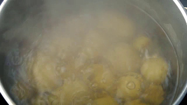 泡热水中的土豆视频下载