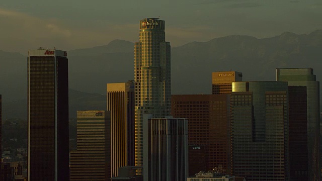 在洛杉矶的美国银行中心在黄金时间视频素材