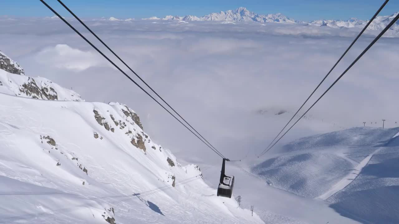 大木屋滑雪举重运动员登上山顶视频素材