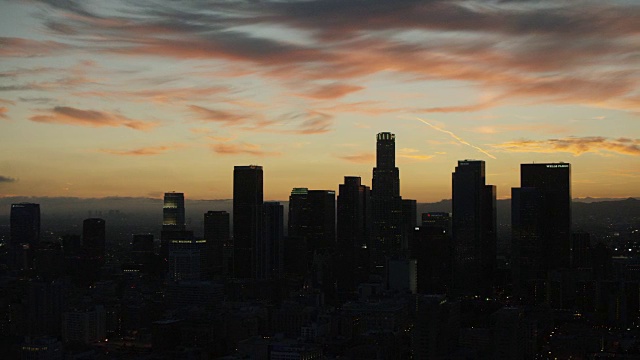 黄昏时分洛杉矶市中心的摩天大楼视频素材