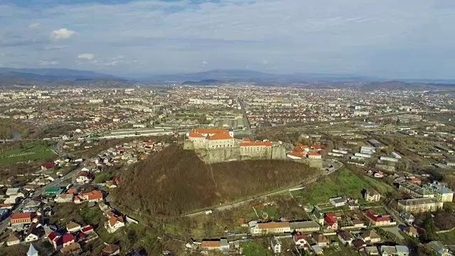 白天Palanok城堡和穆卡切沃城的美丽全景鸟瞰图视频下载