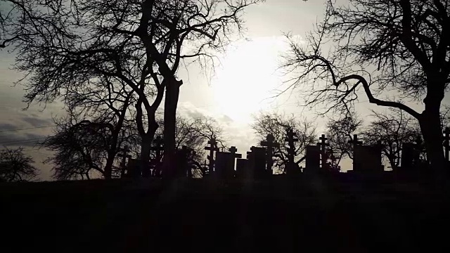 日落时分的古老坟场和古老的十字架视频素材
