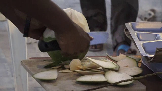 男子从一个年轻的新鲜椰子上切下几块。马尔代夫的视频视频下载