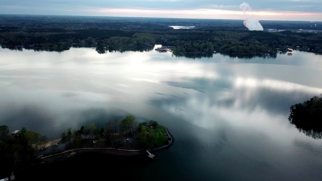 一架无人机在北卡罗来纳州夏洛特市外的怀利湖上空飞行视频下载