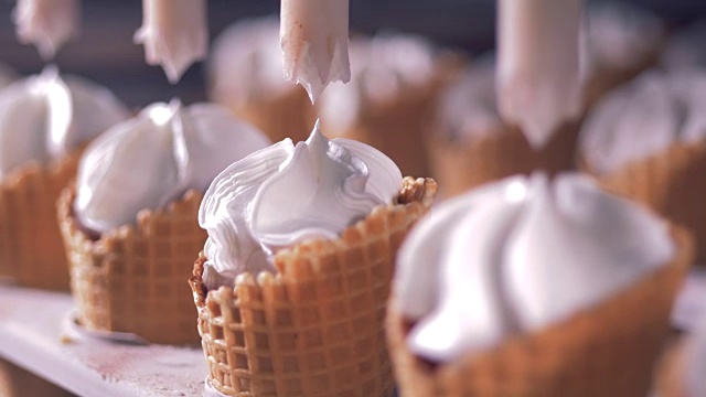 现代化冰淇淋全自动生产线。4 k。视频下载