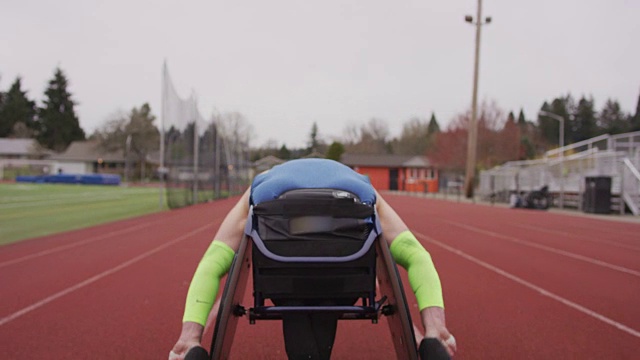 适应性运动员在他的比赛轮椅上训练视频下载