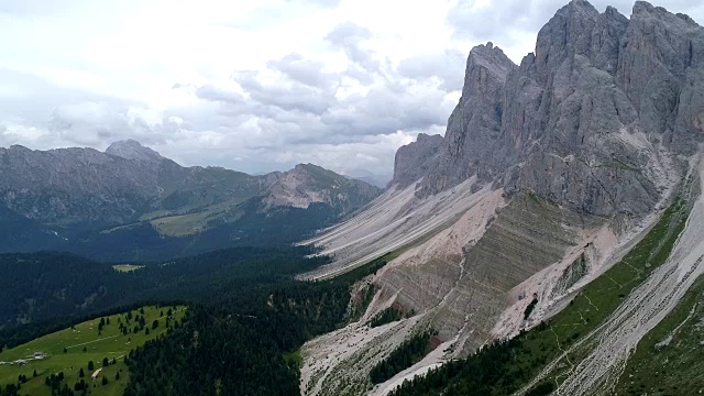 无人机视频圣玛达莱娜圣马达莱娜瓦尔迪富内斯在Dolomites意大利阿尔卑斯山与Furchetta峰的背景视频素材