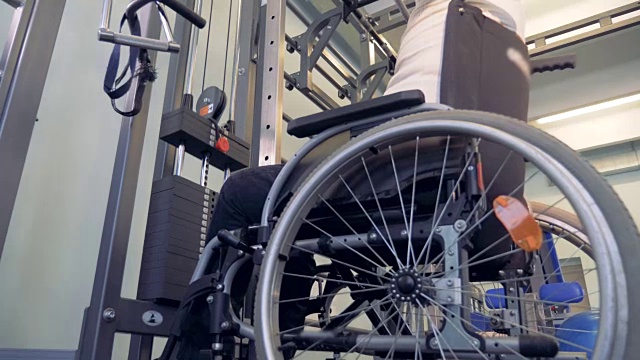 轮椅上的残疾人背部肌肉的动力负荷。视频下载