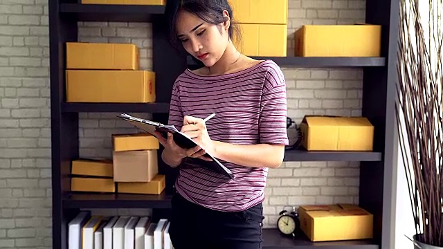 年轻女性企业主站在家庭办公室做小生意的肖像。视频素材