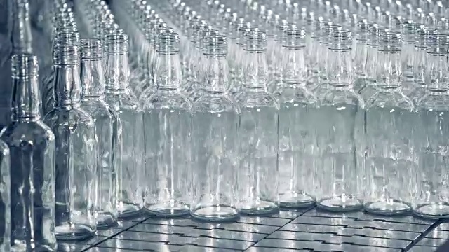 许多半透明的空玻璃瓶子堆放在一起视频素材