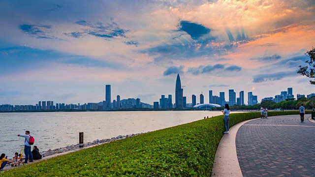 黄昏时分的深圳湾公园，中国深圳。视频素材