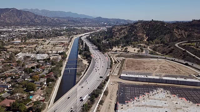洛杉矶高速公路和格伦代尔市的鸟瞰图视频下载