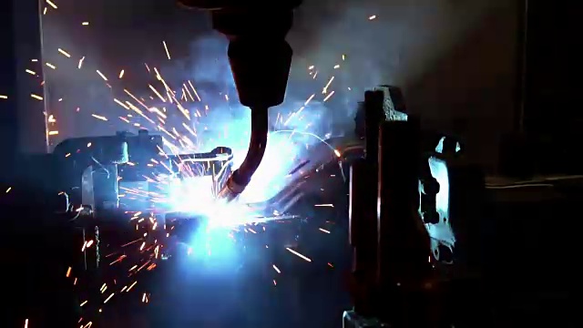 工业机器人正在工厂里焊接视频素材