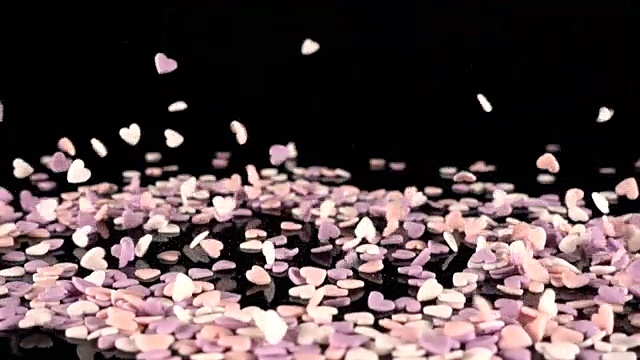 心型粉紫白细雨缓缓落下。视频素材