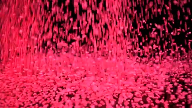 粉红色圆形的小碎末缓缓落下。视频素材