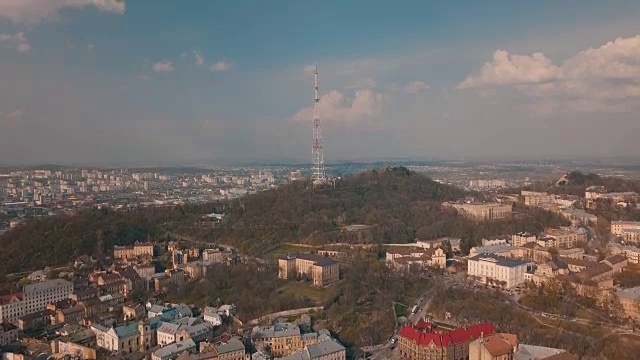 里沃夫,乌克兰。乌克兰利沃夫电视塔。古城的全景图。旧建筑的屋顶。街道Arial。视频素材