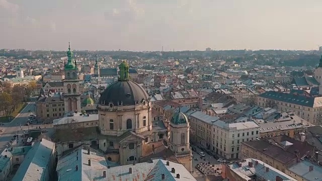 里沃夫,乌克兰。古城的全景图。旧建筑的屋顶。乌克兰利沃夫市议会、多米尼加教堂、市政厅、塔。街道Arial。视频下载