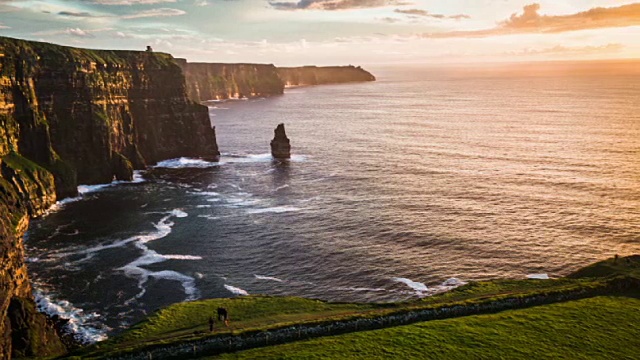 鸟瞰图的莫赫悬崖日落，爱尔兰视频素材