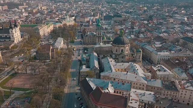 里沃夫,乌克兰。揭幕。古城的全景图。旧建筑的屋顶。乌克兰利沃夫多米尼加教堂。街道Arial。视频素材