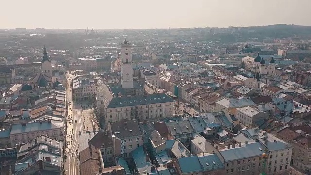 里沃夫,乌克兰。乌克兰利沃夫市议会、市政厅、塔楼。古城的全景图。旧建筑的屋顶。街道Arial。视频素材