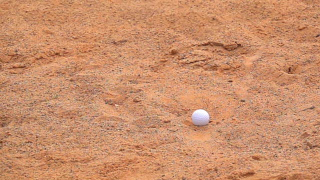 在高尔夫球场打高尔夫球的高尔夫球手。慢动作选手在沙坑上挥球。这是一场难以比拟的比赛。视频素材