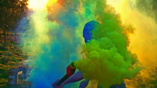 在彩色的烟雾中跳舞视频下载