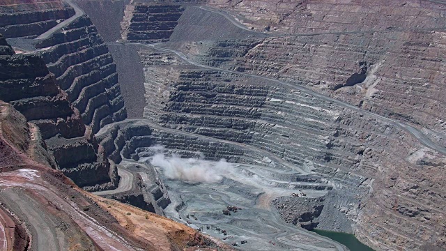 澳大利亚西部卡尔古利博尔德的超级坑金矿爆破视频素材