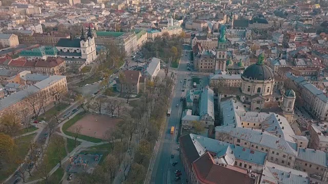 里沃夫,乌克兰。揭幕。古城的全景图。旧建筑的屋顶。乌克兰利沃夫多米尼加教堂。街道Arial。视频素材