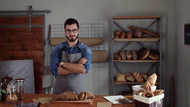 成功的企业家在他的面包房视频素材