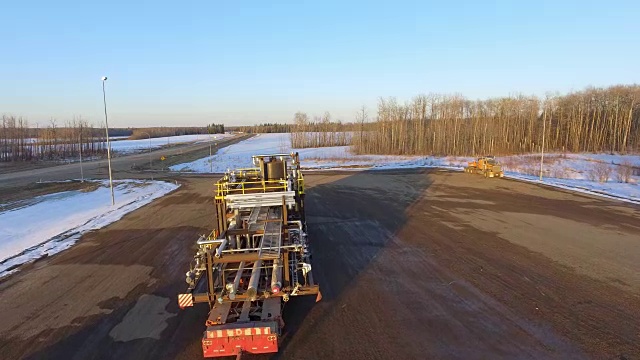 大型油田设备正在移动中视频素材
