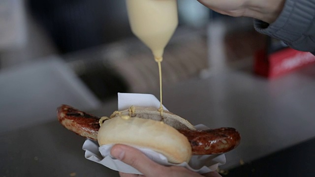 把芥末倒在香肠上，这是德国最好的街头小吃视频下载