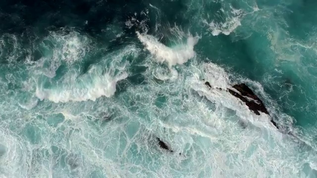 海浪的实时拍摄。鸟瞰图视频素材