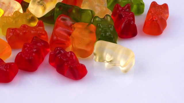 受欢迎的明胶糖果的特写，形状的熊在转盘上旋转。视频素材