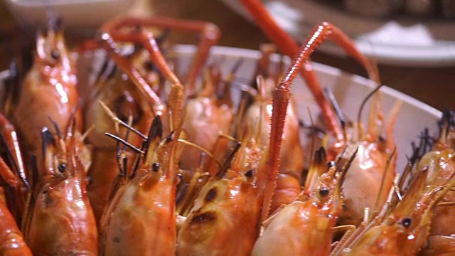 美味的烤虾配上辣味海鲜酱。视频素材