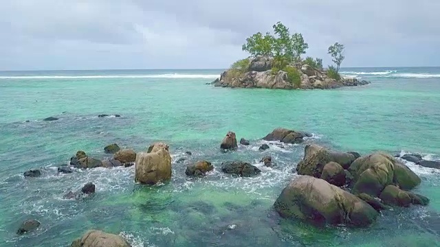 海滩上的岩石对天空的风景视频下载