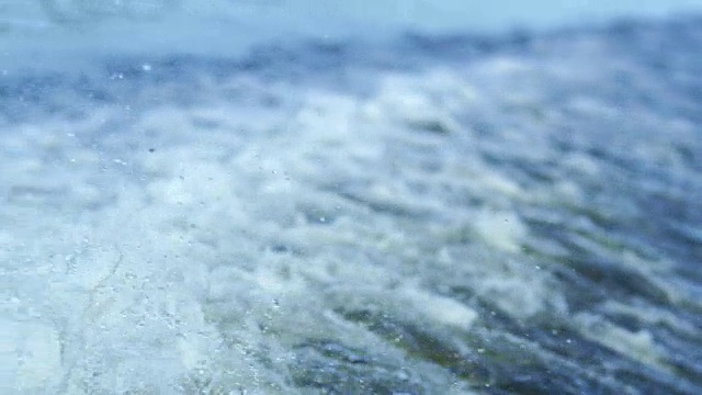 水波背景。河水以慢镜头飞溅在河面上视频素材