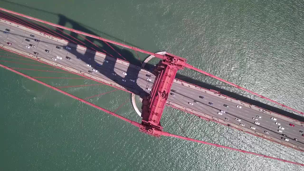 一架无人机盘旋在加州旧金山的金门大桥上视频下载